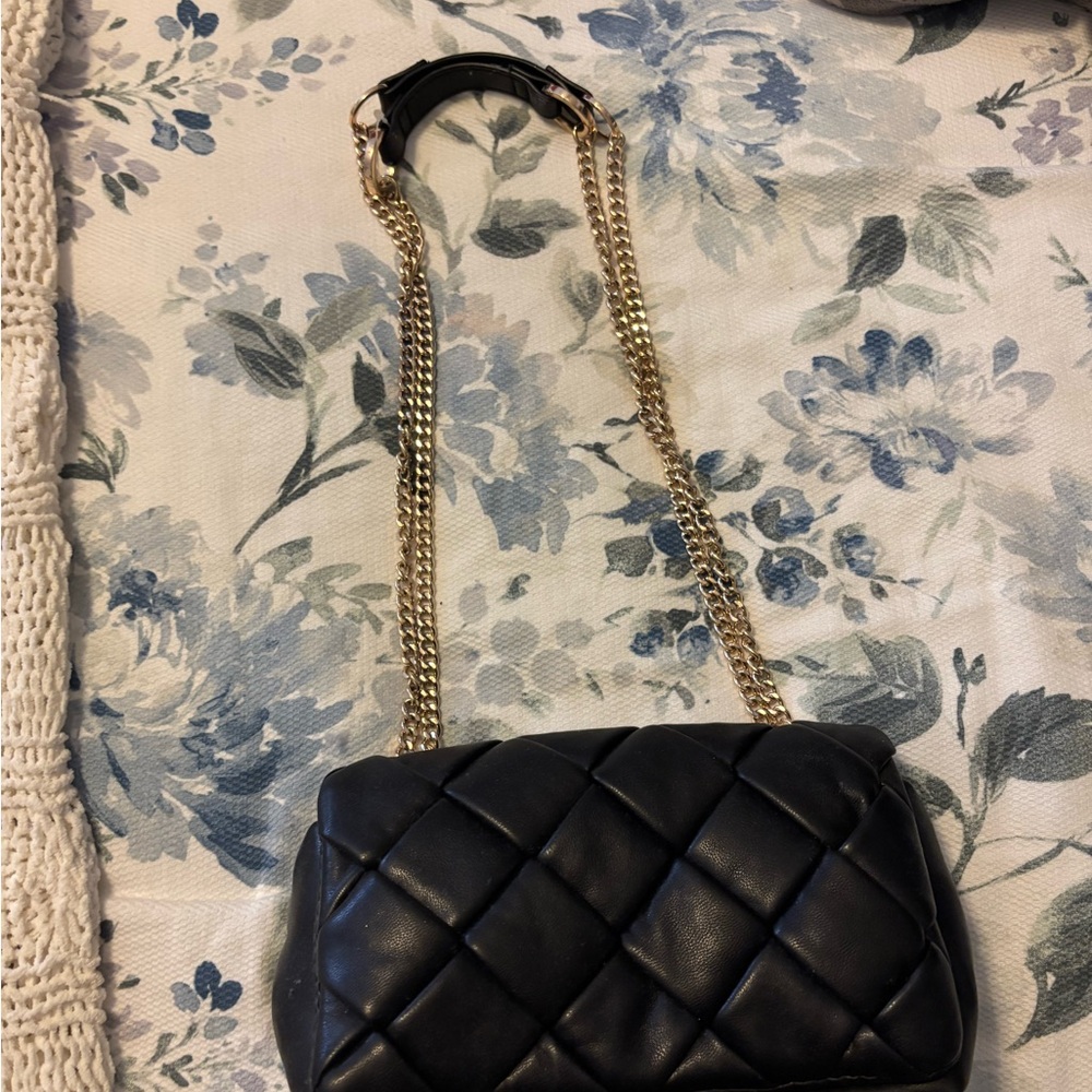 Elegant Black Quilted Chain Bag